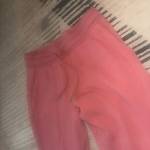 Lululemon Scuba High-Rise French Terry
Jogger
Color - Brier Rose
Size 10